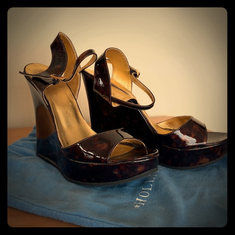 HOLLWOULD tortoise patent leather wedge sandals